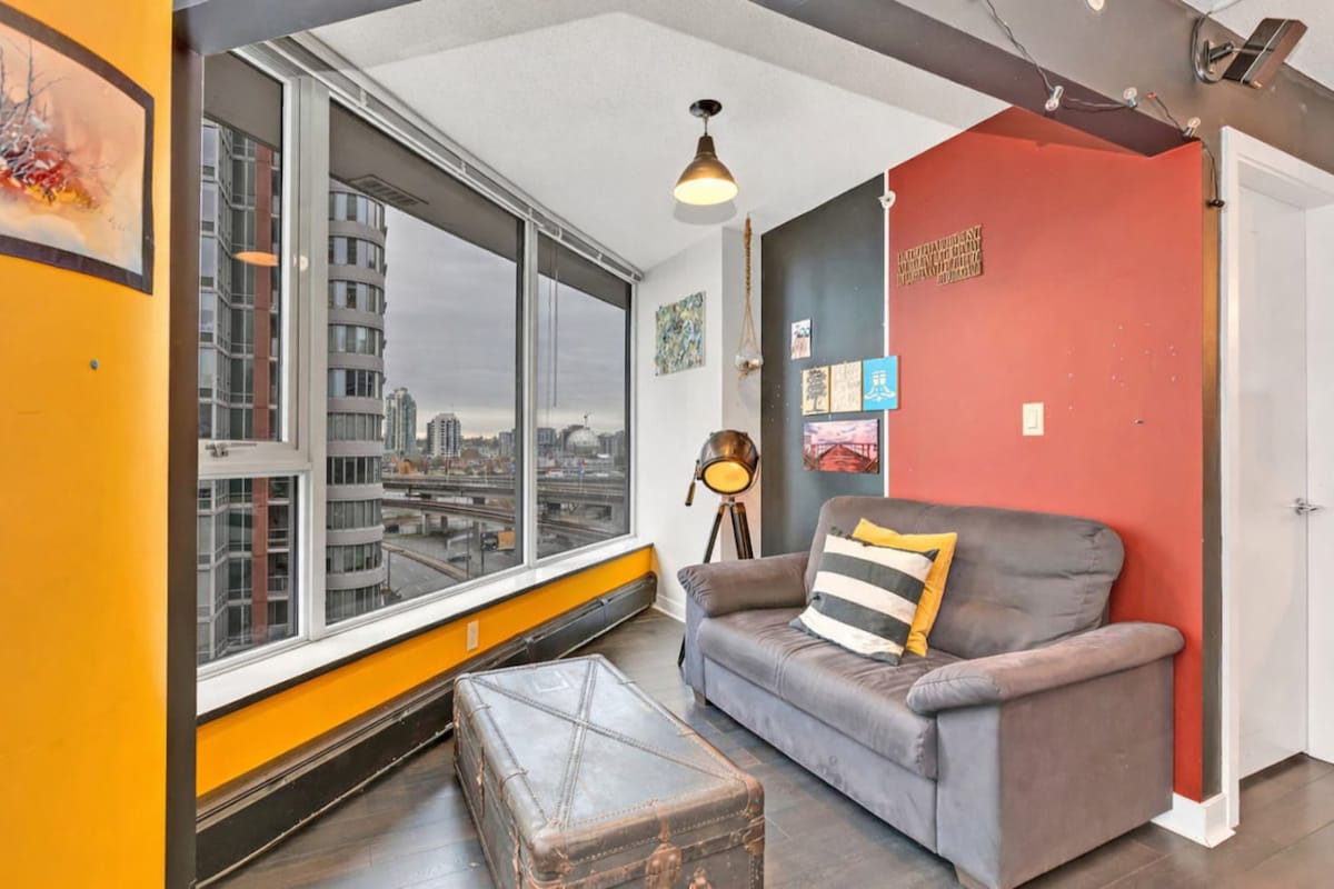 Youthful & Trendy 2-BR Downtown Vancouver Condo