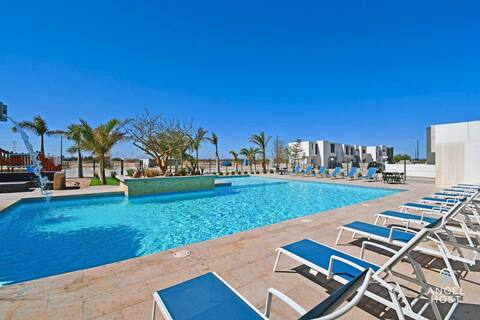 Stylish Townhome Private Patio Parking Pool Onsite
