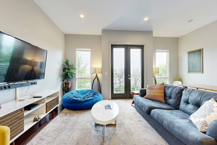 Luxe 3BR | Fireplace | Deck | W/D