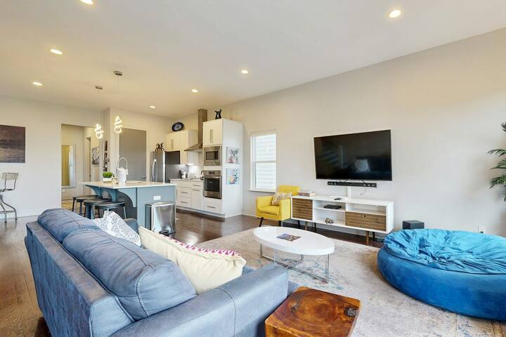 Luxe 3BR | Fireplace | Deck | W/D gallery image 3