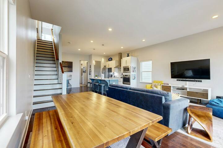 Luxe 3BR | Fireplace | Deck | W/D gallery image 5