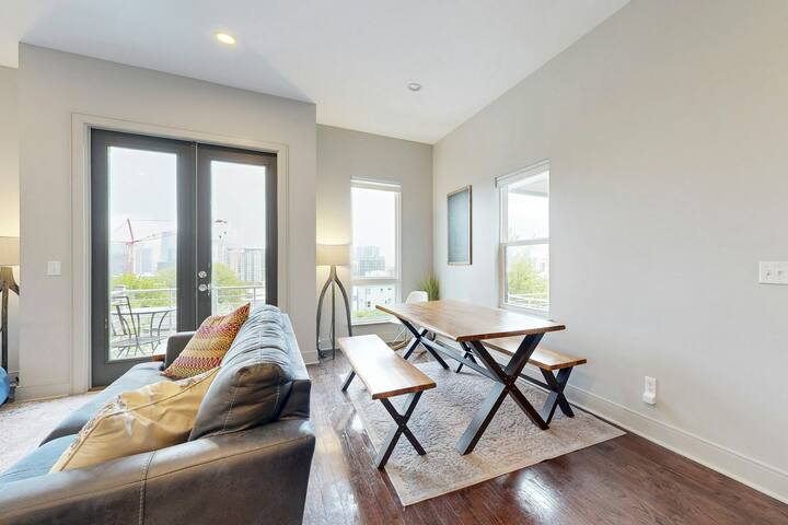 Luxe 3BR | Fireplace | Deck | W/D gallery image 4