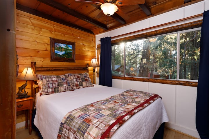 Dormitorio con cama tamaño queen.