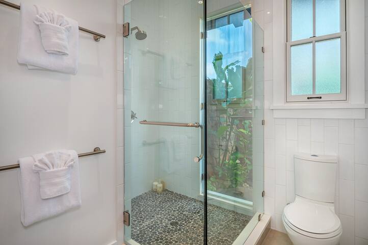 Kilohana Makai Luxury 4 Bedroom Luxury Home w/Priv gallery image 4