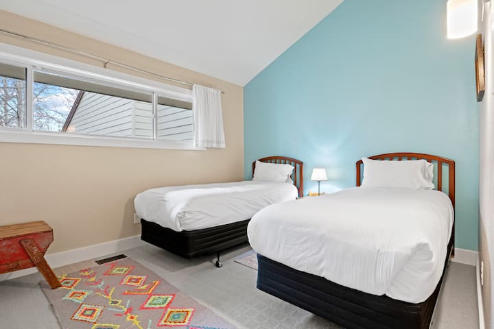 غرفة نوم مزدوجة -- طابق علوي
(تحويل الملك متاح مقابل رسوم)