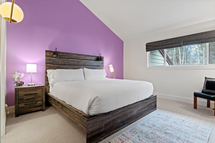 غرفة نوم بسرير كبير -- مستوى متوسط