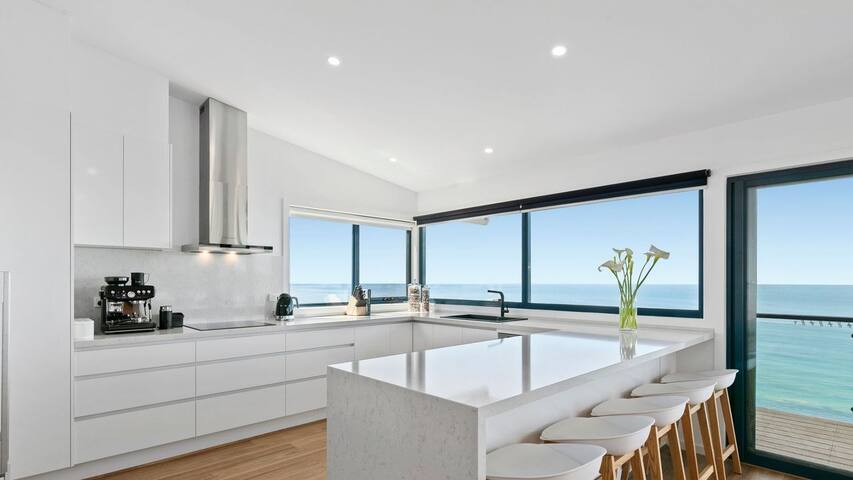 The Blue House – Wye River gallery image 4