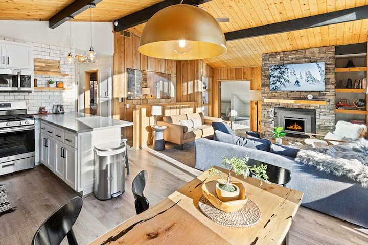Moonridge Basecamp By Destination Big Bear: Close To Bear Mountain Ski Resort! Pet Friendly ! Game Room! Hot Tub! Ev Charger! - California