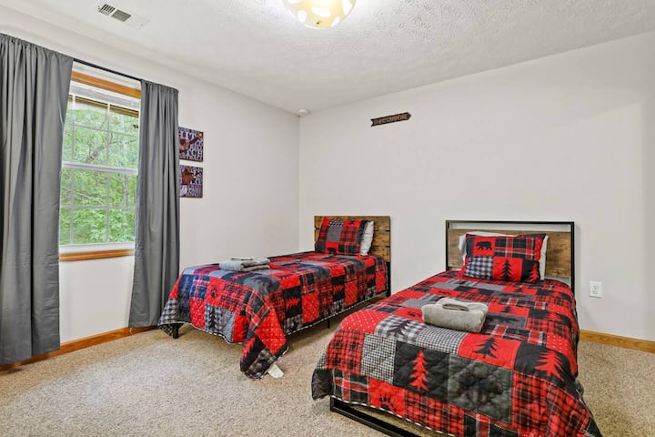 เหมาะสำหรับครอบครัวที่มีเด็กห้องเด็กที่อบอุ่นของเรามีเตียงแฝดที่สะดวกสบายสองเตียงให้การนอนหลับพักผ่อนสำหรับลูกน้อยของคุณ