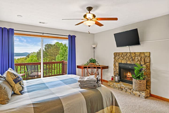ผ่อนคลายอย่างมีสไตล์พร้อมวิวทะเลสาบ - ห้องนอนใหญ่ของคุณรอคุณอยู่พร้อมเตียงควีนไซส์ห้องน้ำในตัวเตาผิงทีวี Roku และดาดฟ้าส่วนตัว!