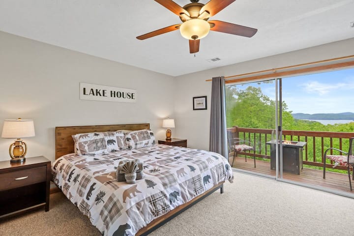 ผ่อนคลายอย่างมีสไตล์ในเตียงขนาดคิงไซส์หรูหราของเรามองเห็นวิวทะเลสาบที่สวยงามและเพลิดเพลินกับความสะดวกสบายของดาดฟ้าส่วนตัวของคุณเองพร้อมหลุมไฟที่อบอุ่น