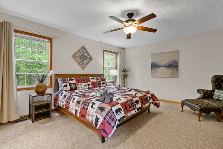 ดื่มด่ำกับความสะดวกสบายและความหรูหราสูงสุดในห้องนอนใหญ่ของเราพร้อมห้องน้ำในตัวพร้อมเตียงขนาดคิงไซส์หรูหราผ้าปูที่นอนคุณภาพสูงและห้องน้ำส่วนตัวพร้อมสิ่งอำนวยความสะดวกครบครันสำหรับการพักผ่อนอย่างผ่อนคลาย