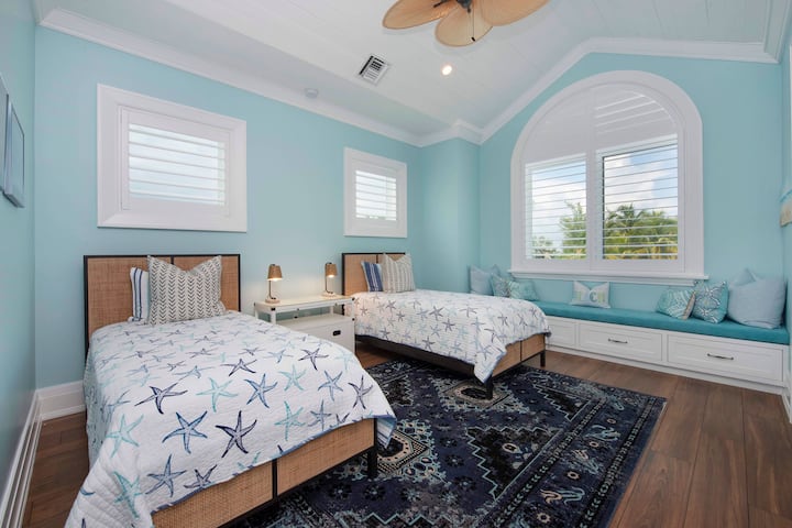 Yläkerran makuuhuone, jossa on kaksi erillistä vuodetta.