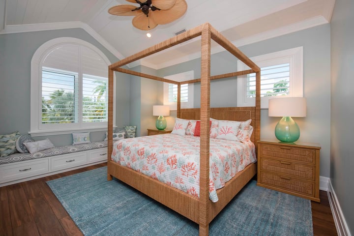 Yläkerran makuuhuone, jossa on king-vuode.