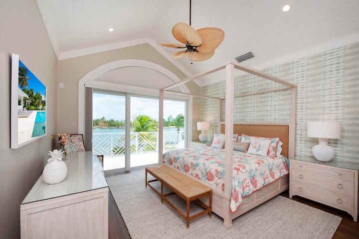 Upper King -sviitti, jossa on parvekeovi.