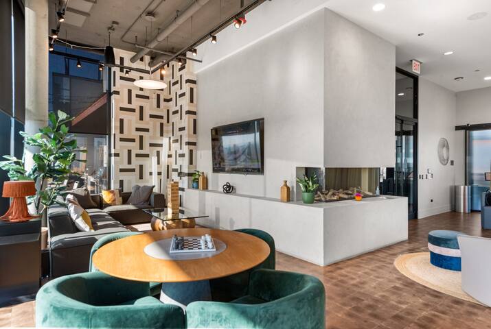 West Loop Balconied 2BR for Upscale Tours gallery image 5