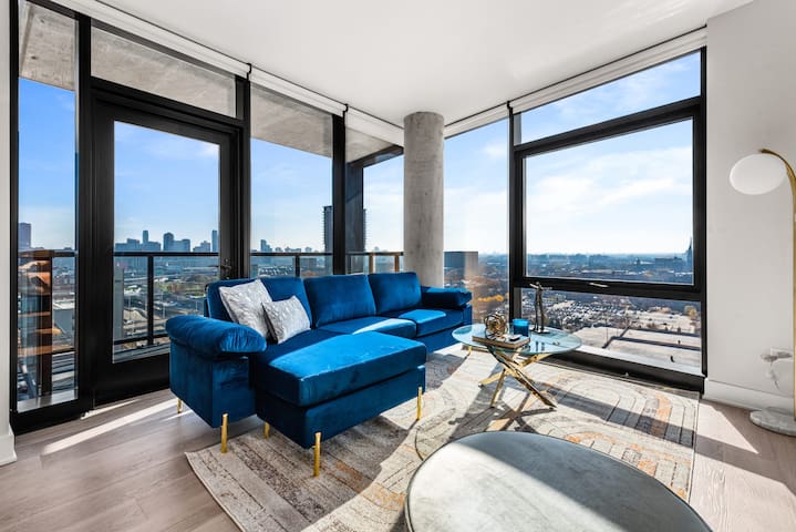 West Loop Balconied 2BR for Upscale Tours
