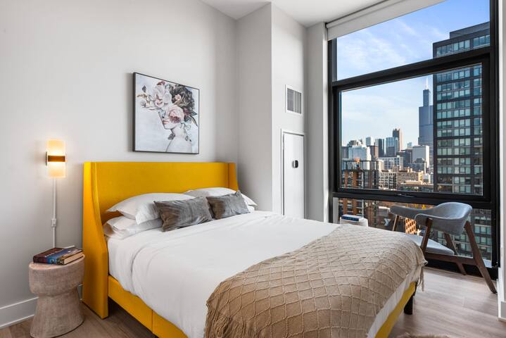 City Views + Walk to Dining, Ideal for All gallery image 3