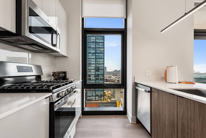 City Views + Walk to Dining, Ideal for All gallery image 2