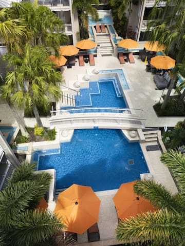 Lovely North Facing 2 Bedroom metres to Main Beach