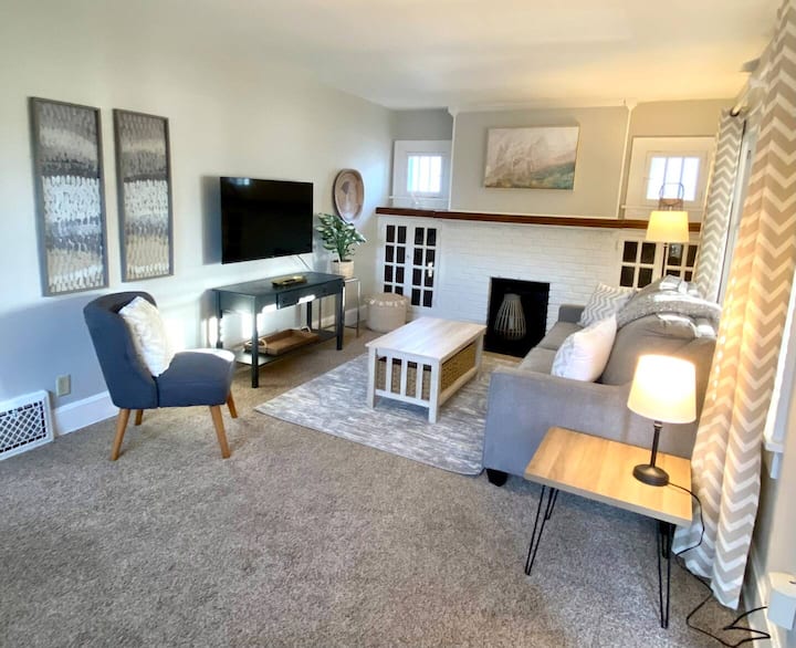 Charming Bungalow, Sleeps 6, Pet Friendly - Terre Haute, IN