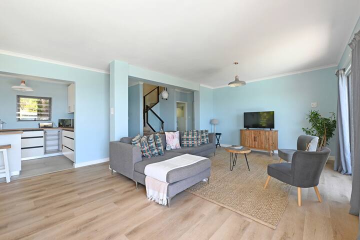 Luxurious Camps Bay Escape|Pool&Spectacular Views gallery image 2