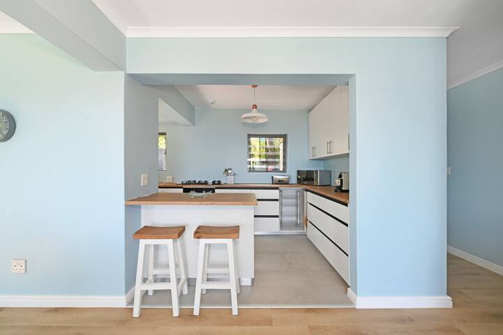 Luxurious Camps Bay Escape|Pool&Spectacular Views gallery image 5