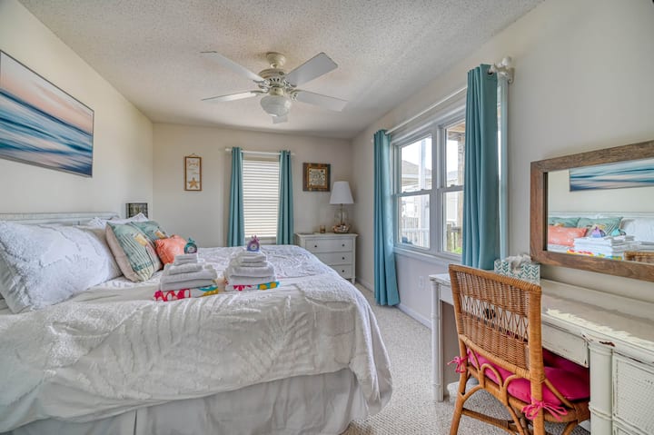 Ამ საძინებელში არის დიდი საწოლი სამუშაო მაგიდით/მაკიაჟის მაგიდით. Უამრავი სათავსოა, აირჩიეთ კომოდი ან კარადა. Ამ ოთახში, ასევე, არის 32 დიუმიანი ბრტყელეკრანიანი Roku ტელევიზორი.