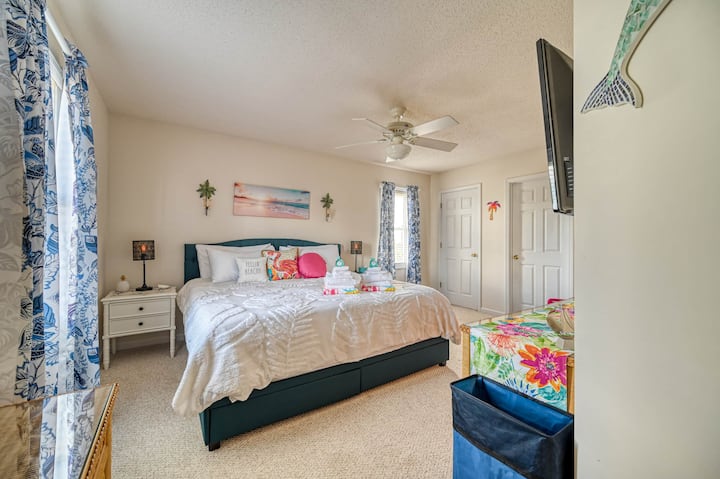 Კეთილი იყოს თქვენი მობრძანება ფართო მთავარ საძინებელში, რომელიც აღჭურვილია ნათელი დიზაინერული სტილითა და პრემიუმ-კლასის თეთრეულით. Ამ ლუქს-კლასის საწოლში მეფე ან/და დედოფალივით დაიძინებთ! Ამ ოთახში, ასევე, არის მთავარი სააბაზანო.