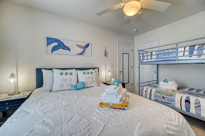 Ვეშაპების ზღაპრების საოჯახო სასტუმროში არის 1 ორადგილიანი საწოლი და 1 ორსართულიანი საწოლი. Არის დიდი უახლოესი და 1 კომოდი. Ამ ოთახის პირდაპირ არის აბაზანა-ტუალეტი და დერეფნის კარადა დამატებითი შესანახად.