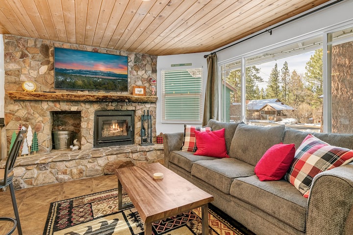 暖炉とテレビ付きのリビングルーム！