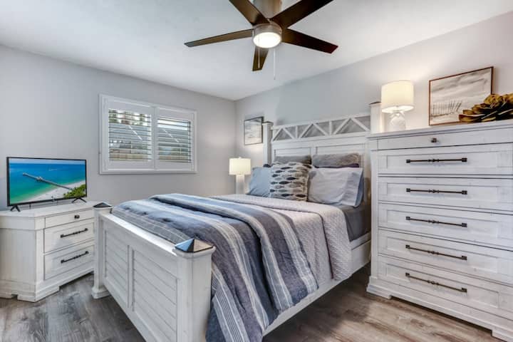 ห้องนอนที่ 3 มีเตียงควีนไซส์และทีวี