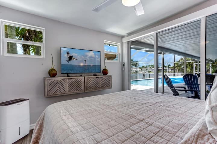 ห้องนอนที่ 4 ห้องสวีทริมสระว่ายน้ำ! เตียงควีนไซส์ ทีวี และสระว่ายน้ำที่ชวนฝันและวิวคลอง!