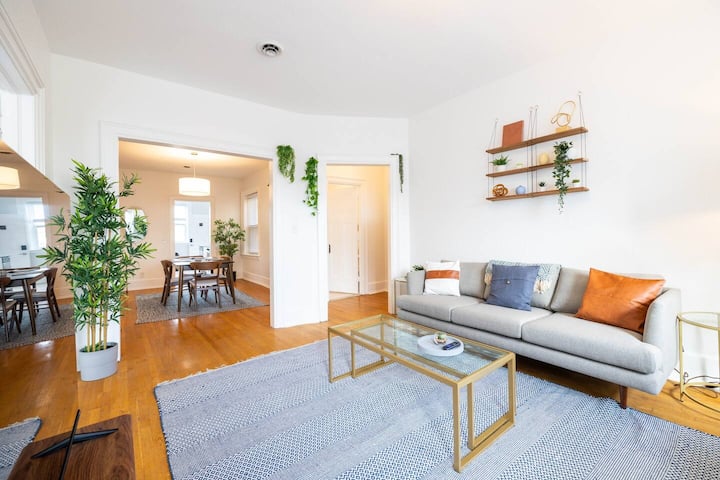Classic 2/1 Apt Near Villages | Free Parking - Detroit, MI