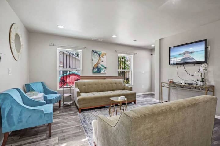 Modern Valencia Guesthouse|3br/3ba |Near Six Flags - Santa Clarita, CA