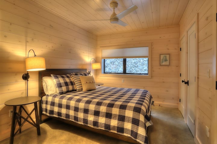 Primer dormitorio con cama tamaño queen