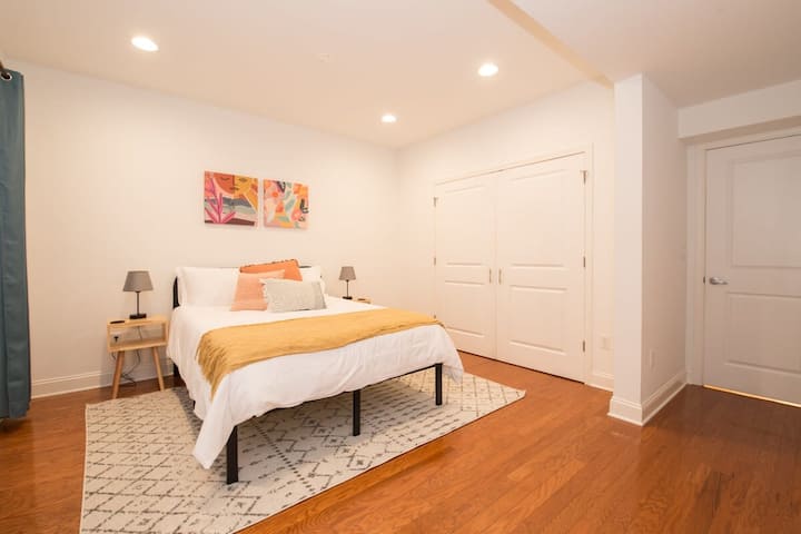 Paleta mäkkých farieb, plyšová posteľná bielizeň a teplé osvetlenie robia z tejto miestnosti pokojné útočisko.