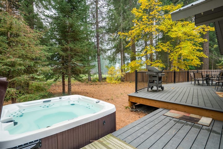 Norling Haus | Hot Tub, Pool Table & Golf Views - Leavenworth, WA