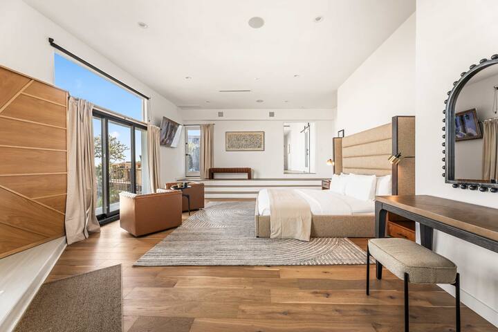 Luxury Villa w/ Pool & LA Skyline View gallery image 3