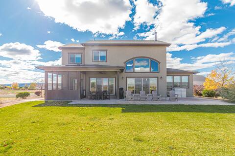 Mimosa Fields: Outdoor Seating, Patio & BBQ Grill!