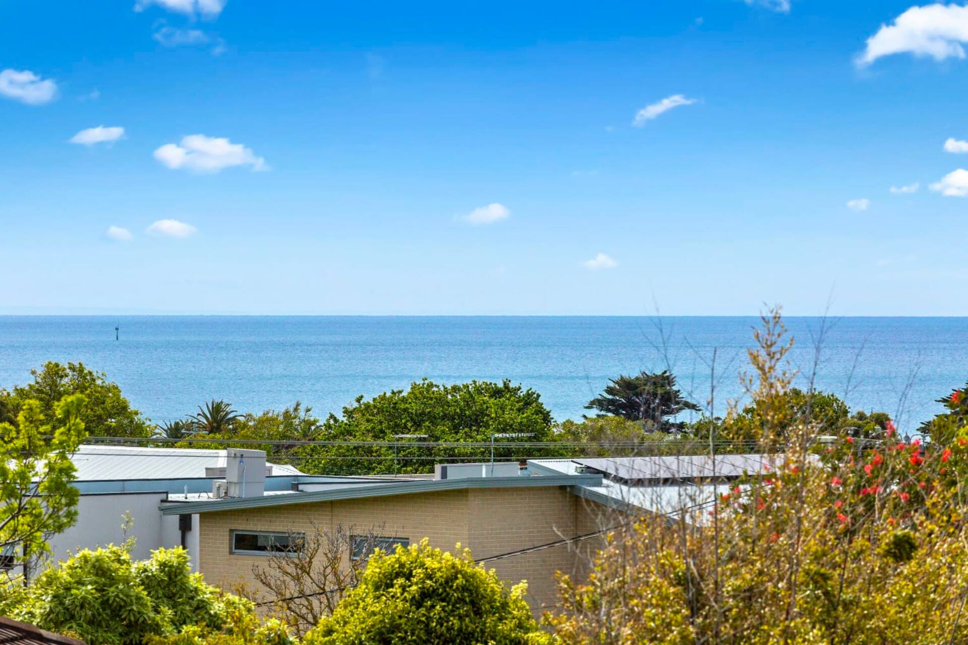 Beach House Retreat - Sea and Mountain Views — photo 2