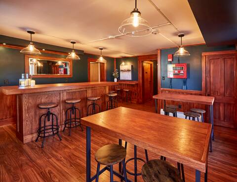 Cozy Ski Stay w/Bar Room, Hot Tub Near Mt. Snow