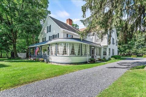 Historic Downtown Home w/Bar Room, Hot Tub
