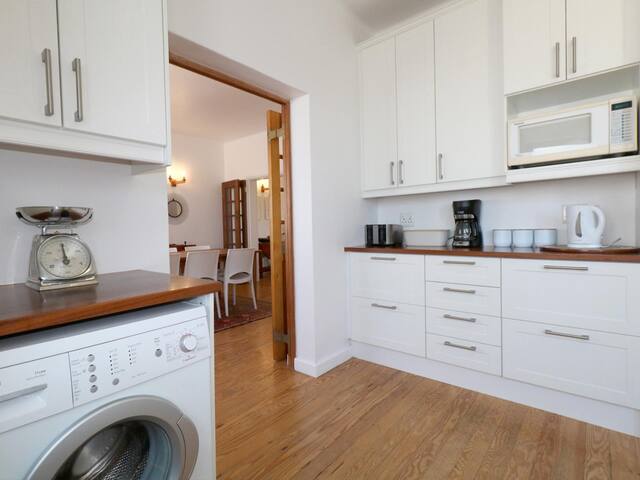 Spacious Family Home, Walk to Muizenberg Beach gallery image 4