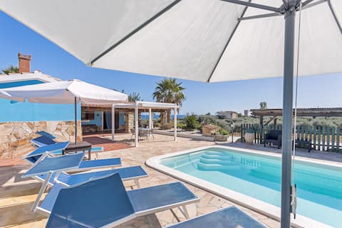 Villa Fàvola with pool