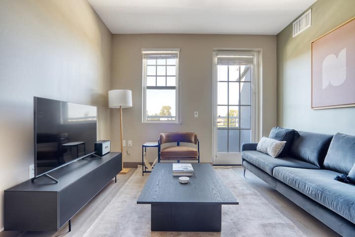 Serene Burlingame 2br W/ Roof, Gym & W/d, Nr Caltrain, By Blueground - San Mateo, CA