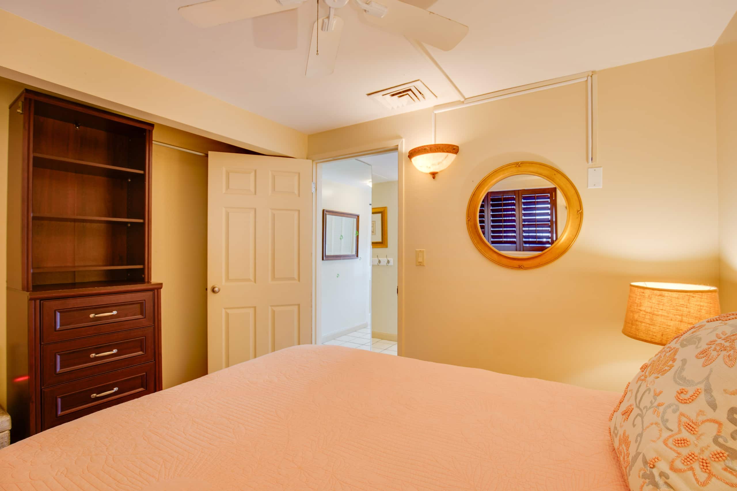 Condo in Kailua-Kona · ★4.63 · 2 bedrooms · 3 beds · 2 shared baths - Image 11