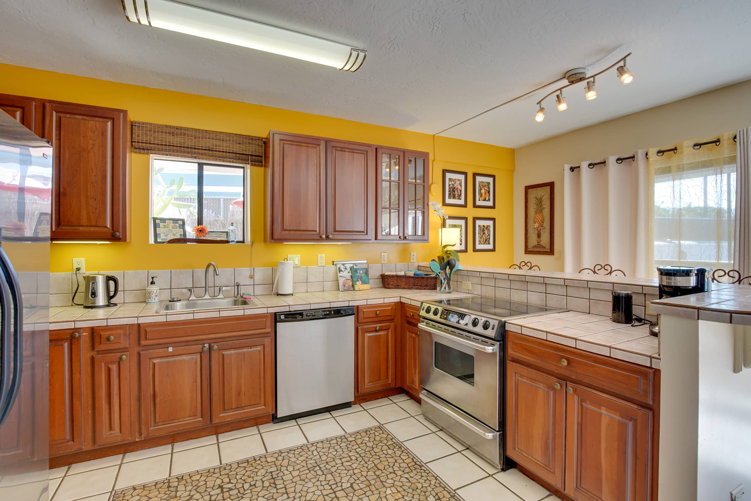 Condo in Kailua-Kona · ★4.63 · 2 bedrooms · 3 beds · 2 shared baths - Image 8