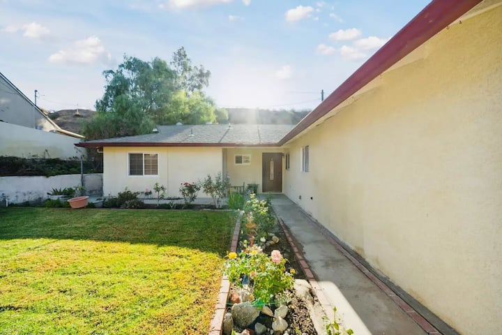 Canyon Country Wind Down|3br Retreat Wprivate Yard - Santa Clarita, CA