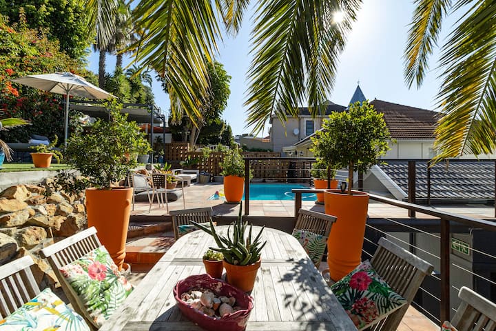 אזור גינה שופע מושלם כדי ליהנות מהיום שלכם